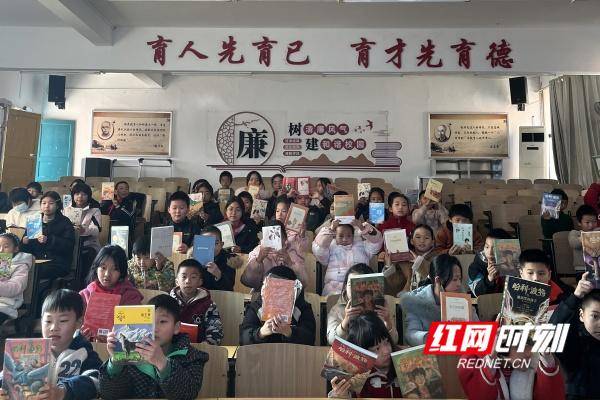 東安縣新華書店赴鹿馬橋中心小學(xué)開展“點(diǎn)亮閱讀微心愿”公益贈(zèng)書活動(dòng)