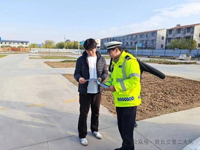 商丘交警走進(jìn)駕校開(kāi)展交通安全宣傳工作