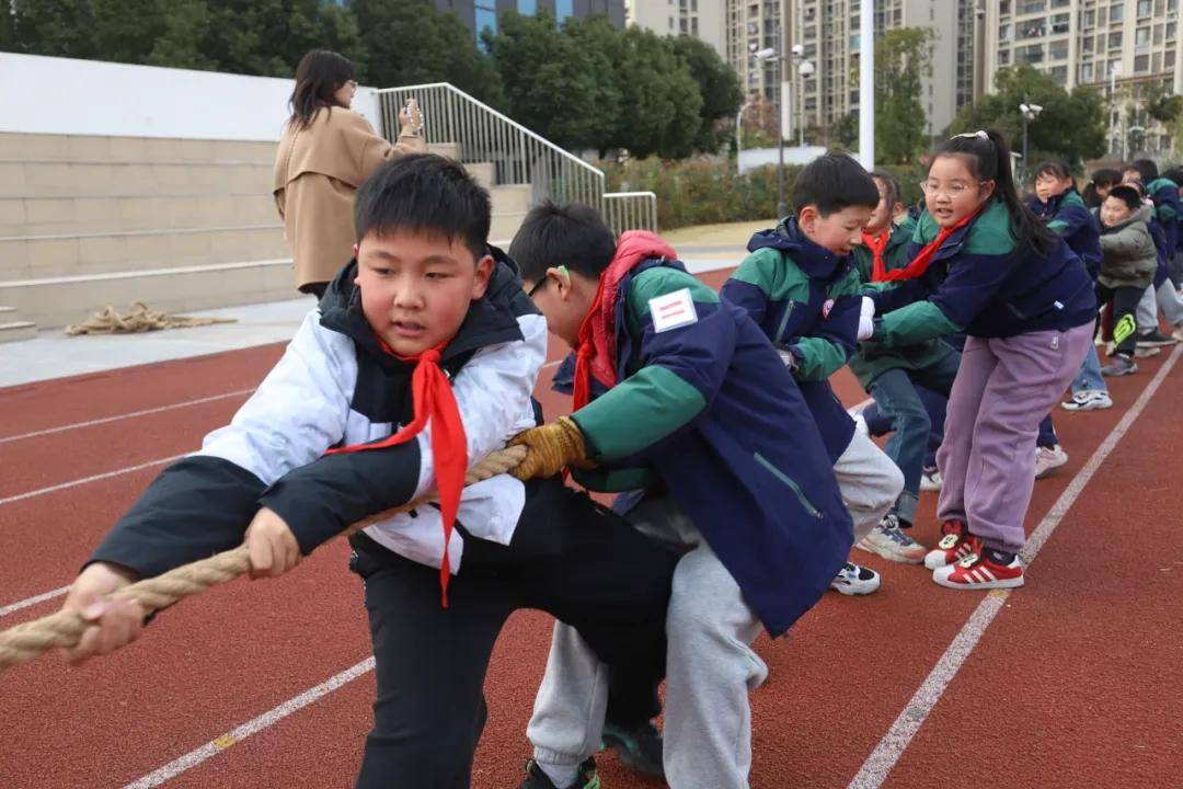 一場熱鬧的拔河比賽在蘇州市勞動路實驗小學(xué)校拉開帷幕
