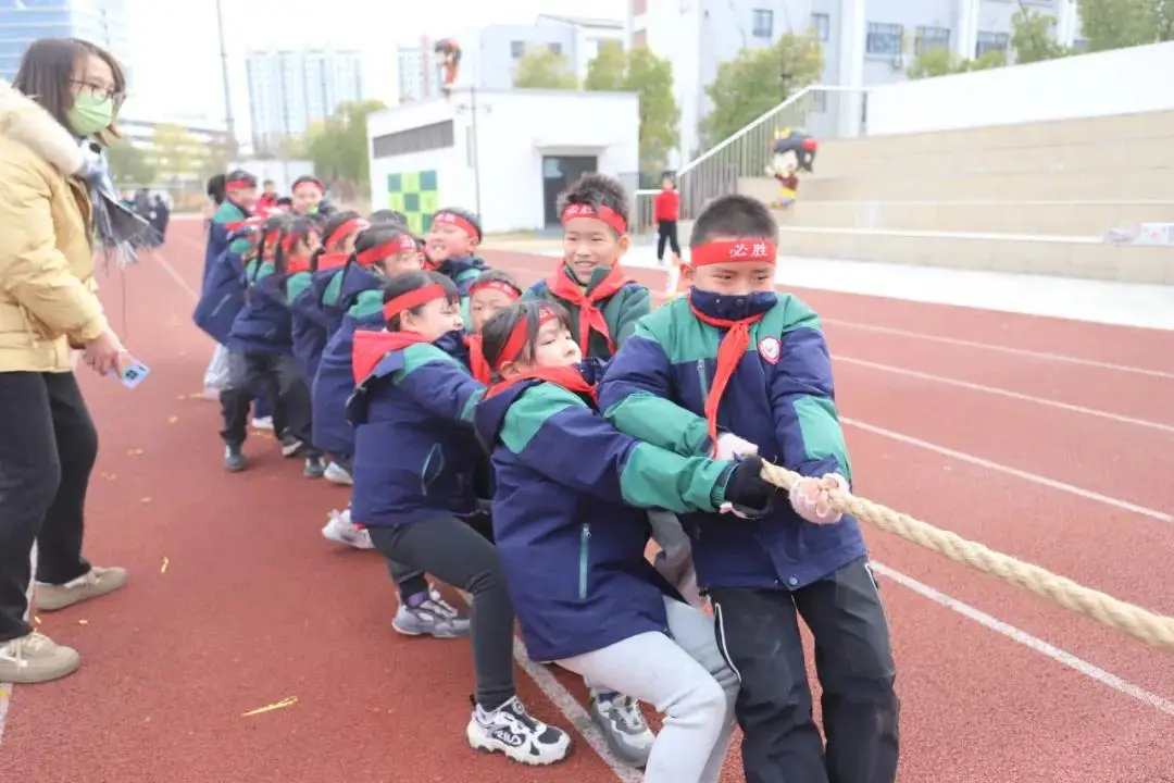 一場熱鬧的拔河比賽在蘇州市勞動路實驗小學(xué)校拉開帷幕