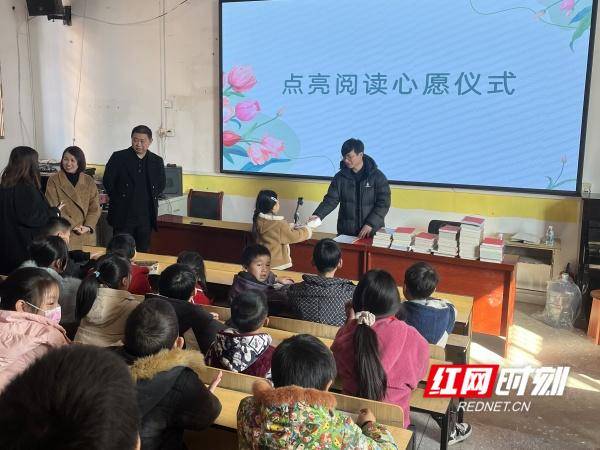 東安縣新華書店赴鹿馬橋中心小學(xué)開展“點(diǎn)亮閱讀微心愿”公益贈(zèng)書活動(dòng)