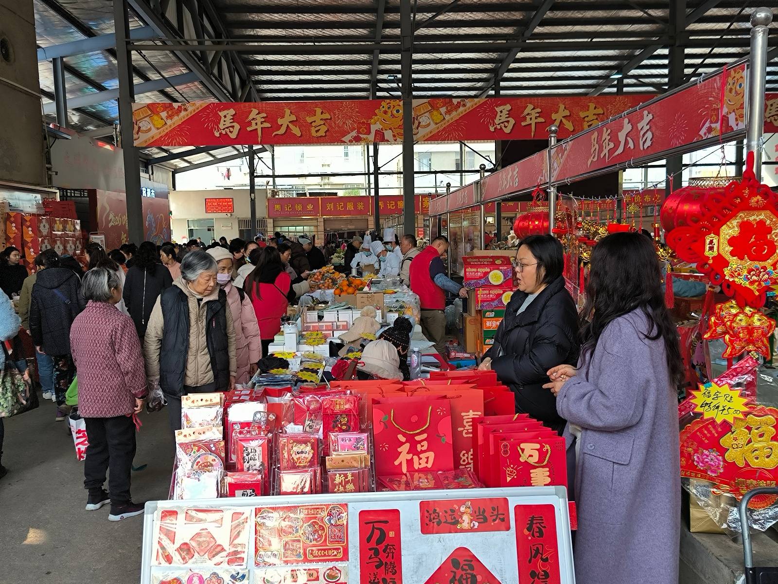 華中科技大學(xué)舉辦年貨節(jié)：學(xué)校餐廳自制近千斤手工臘味，眾多師生把“大學(xué)味道”帶回家