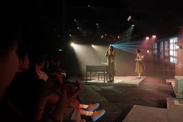 沉浸式戲劇《誰殺了羅伯特》：酒店密室謀殺案玩出新花樣，小劇場懸疑喜劇展現(xiàn)大魔力