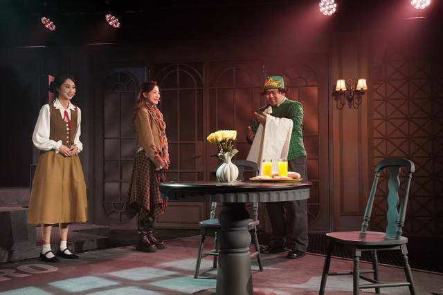 沉浸式戲劇《誰殺了羅伯特》：酒店密室謀殺案玩出新花樣，小劇場懸疑喜劇展現(xiàn)大魔力