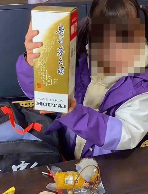 小學生在學校跳蚤市場50元淘到茅臺系擺拍段子 涉事男子被行政處罰，賬號被關停
