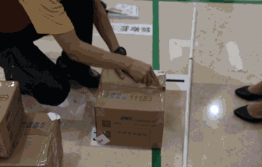 一個(gè)拆快遞后的常見(jiàn)動(dòng)作，讓她進(jìn)了醫(yī)院……