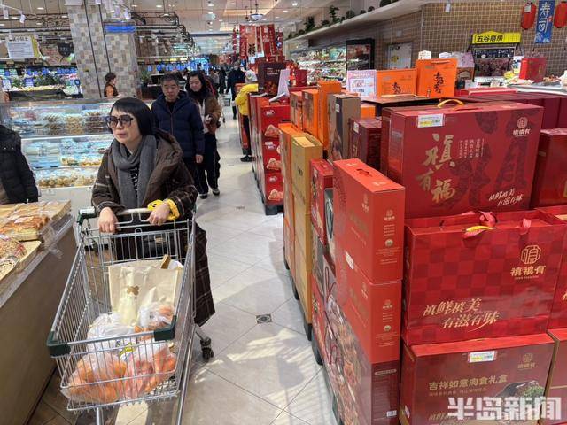 貨架滿滿當(dāng)當(dāng)，市民忙購“年味”