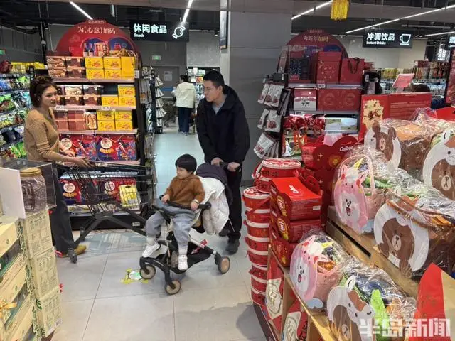 貨架滿滿當(dāng)當(dāng)，市民忙購“年味”