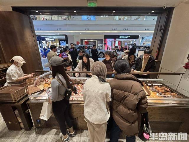 貨架滿滿當(dāng)當(dāng)，市民忙購“年味”