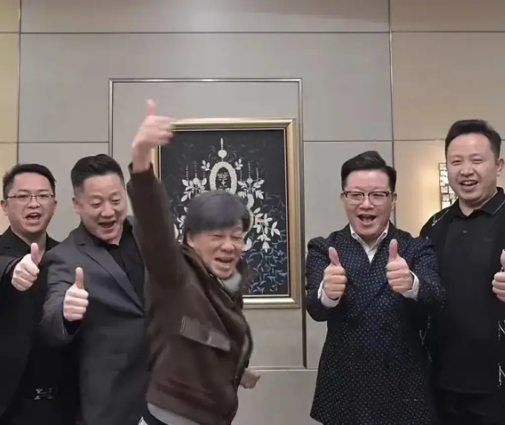 原創(chuàng)梁小龍疑空翻摔到頭！2孩子留學一年花百萬，拼命工作仍買不起房