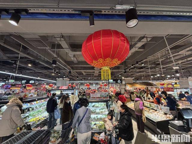 貨架滿滿當(dāng)當(dāng)，市民忙購“年味”