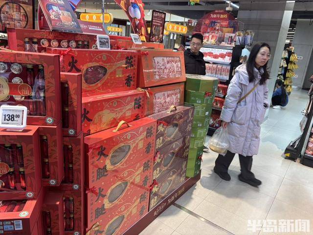貨架滿滿當(dāng)當(dāng)，市民忙購“年味”