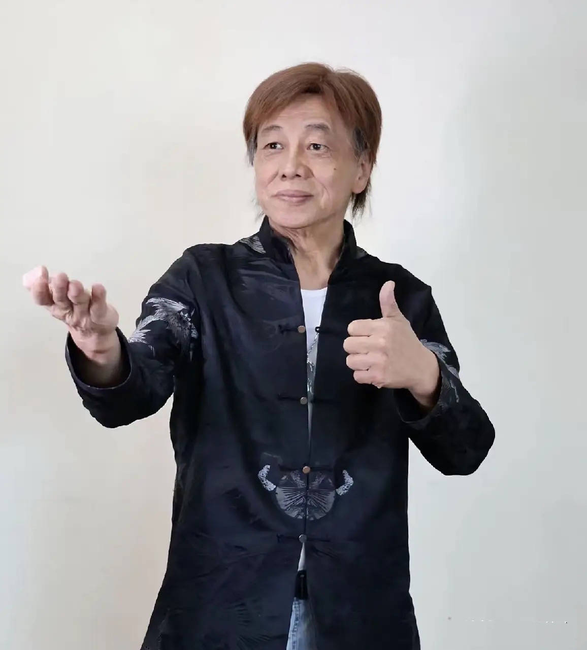 原創(chuàng)梁小龍疑空翻摔到頭！2孩子留學一年花百萬，拼命工作仍買不起房