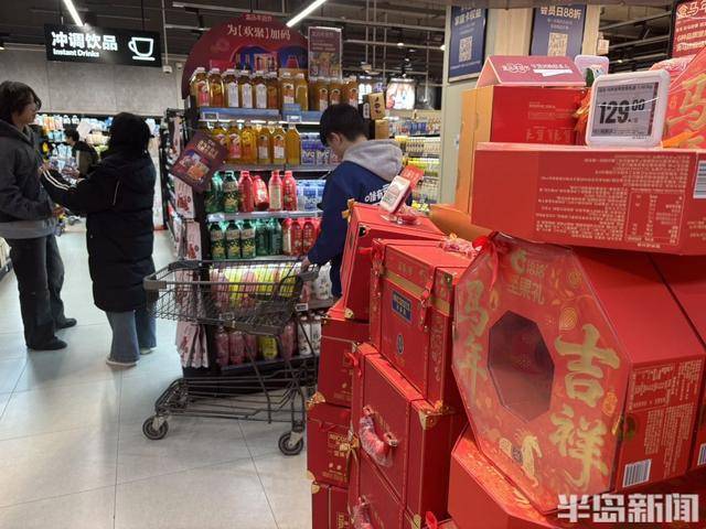 貨架滿滿當(dāng)當(dāng)，市民忙購“年味”
