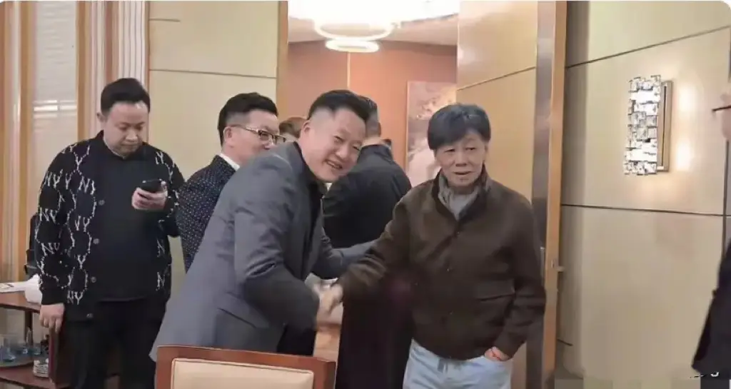 原創(chuàng)梁小龍疑空翻摔到頭！2孩子留學一年花百萬，拼命工作仍買不起房