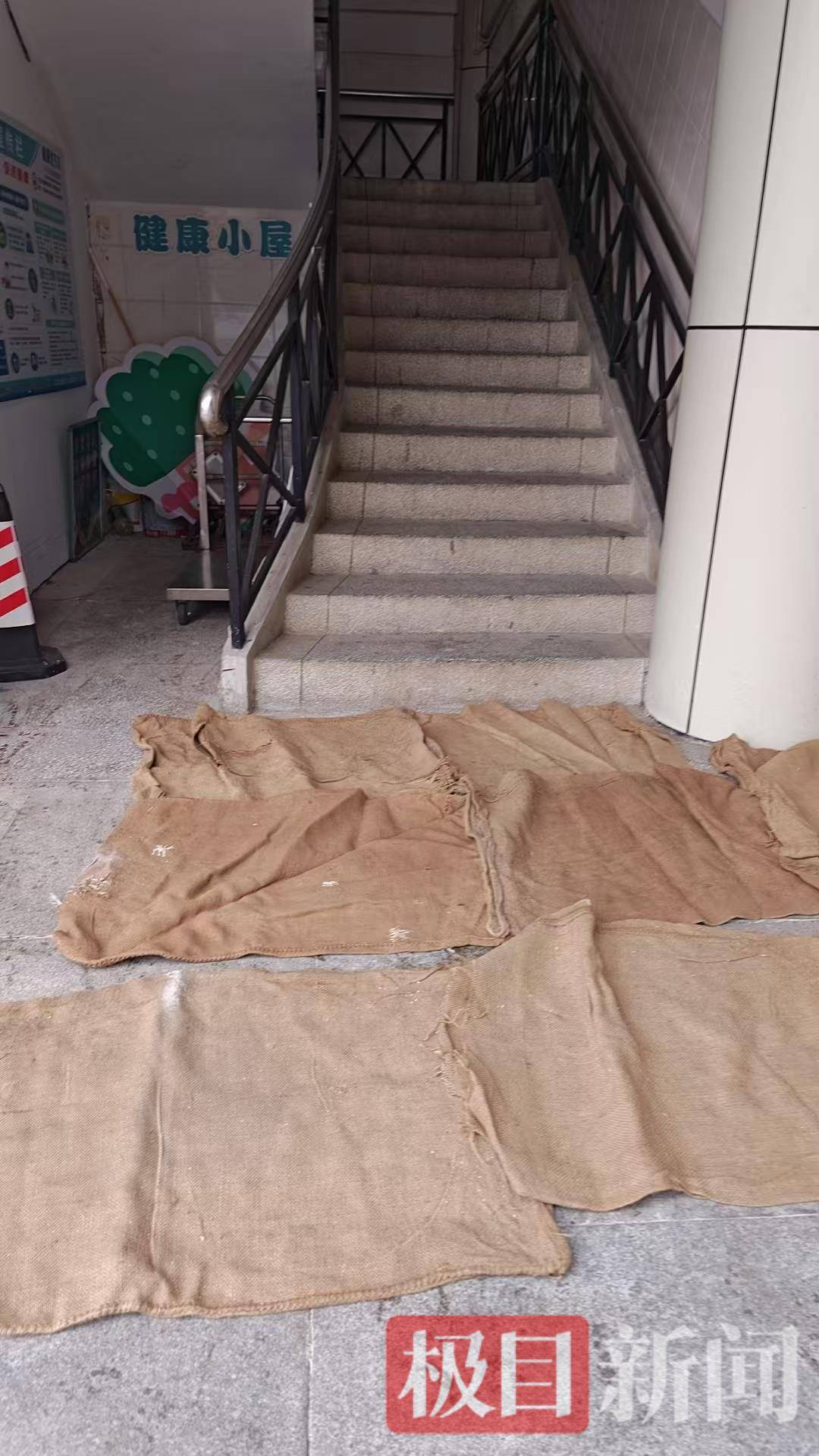 應對今年首輪寒潮，武漢一所中學緊急鋪設防滑墊，對上學、上班實行彈性管理