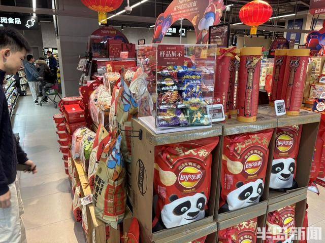 貨架滿滿當(dāng)當(dāng)，市民忙購“年味”