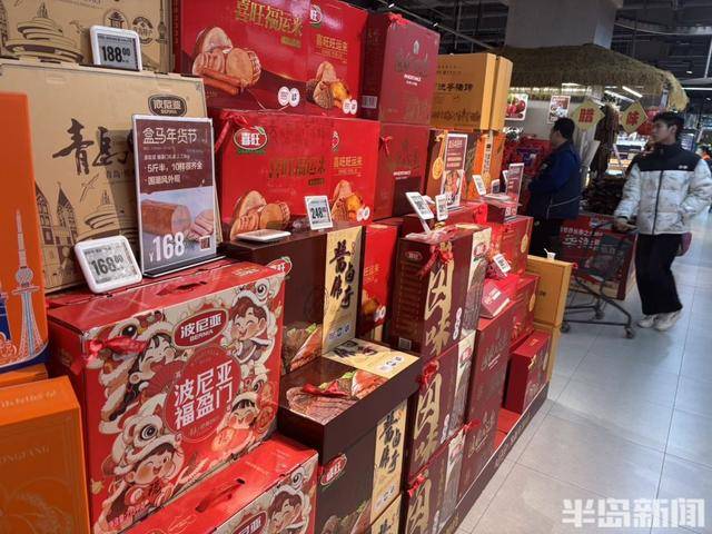 貨架滿滿當(dāng)當(dāng)，市民忙購“年味”