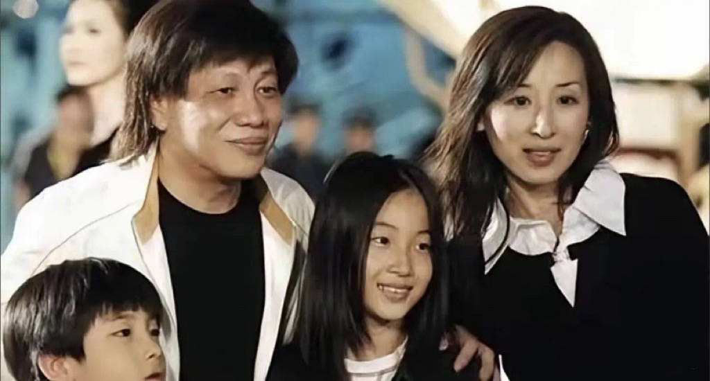 原創(chuàng)梁小龍疑空翻摔到頭！2孩子留學一年花百萬，拼命工作仍買不起房