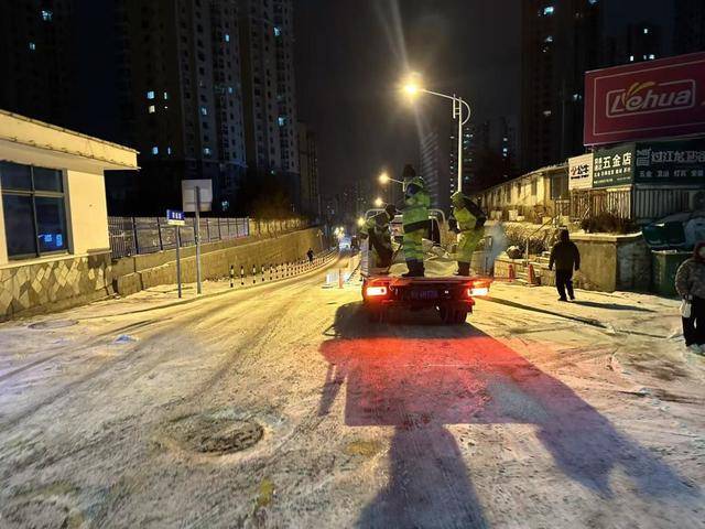 戰(zhàn)風雪清道忙，保潔保暢兩不誤！城市美容師凌晨在行動