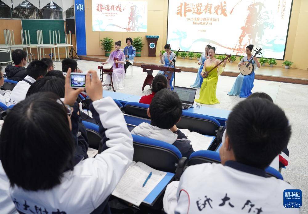 成都：非遺精品展演進(jìn)中學(xué)