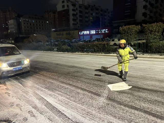 戰(zhàn)風雪清道忙，保潔保暢兩不誤！城市美容師凌晨在行動