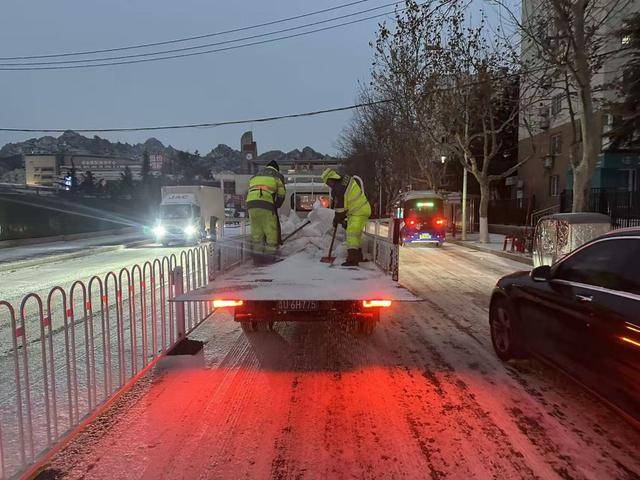 戰(zhàn)風雪清道忙，保潔保暢兩不誤！城市美容師凌晨在行動