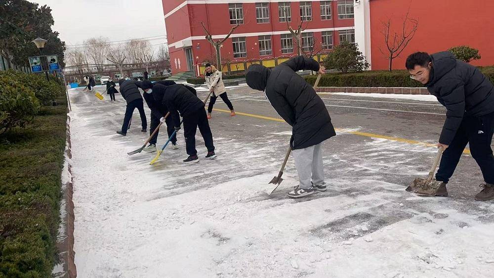 原創(chuàng)臨沂新橋小學(xué)黨員教師積極開展校園除雪行動(dòng)