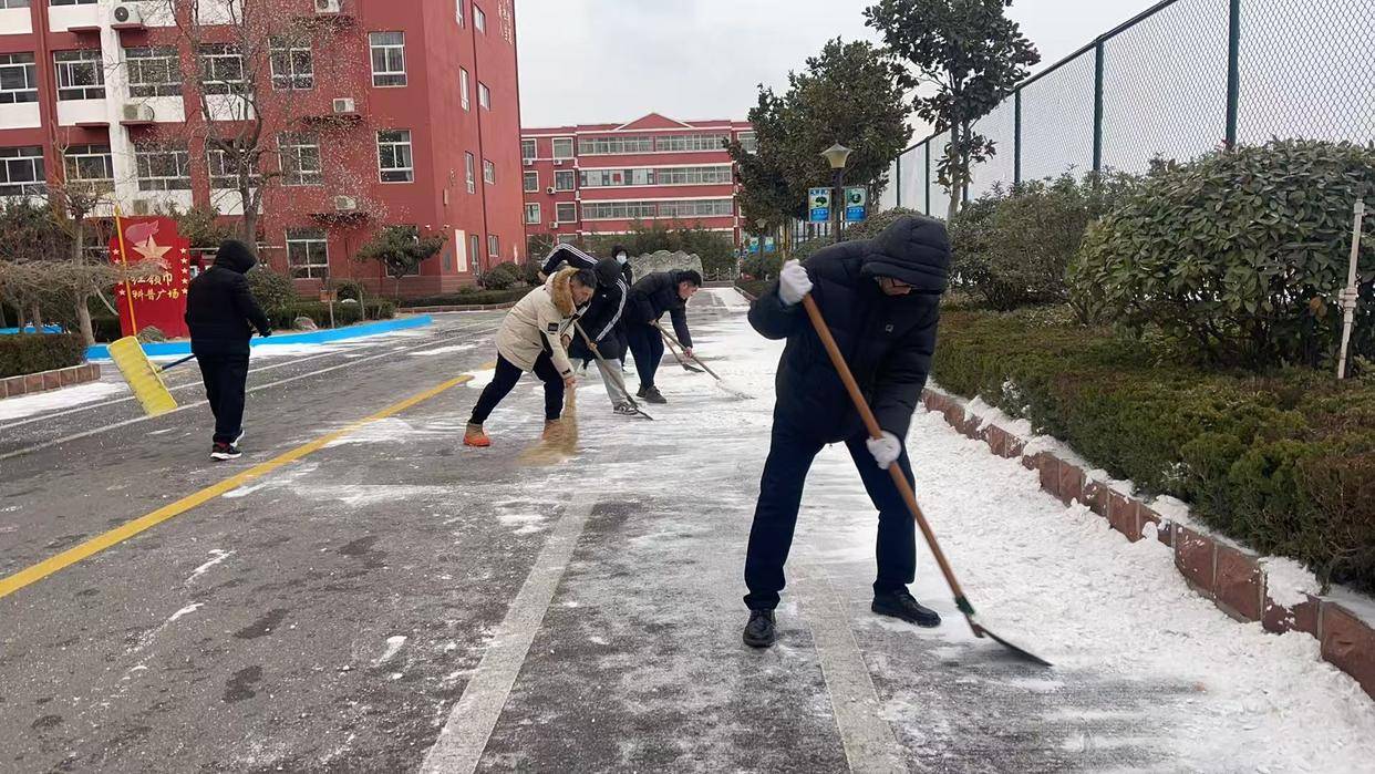 原創(chuàng)臨沂新橋小學(xué)黨員教師積極開展校園除雪行動(dòng)