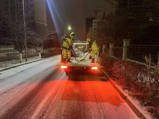 戰(zhàn)風雪清道忙，保潔保暢兩不誤！城市美容師凌晨在行動