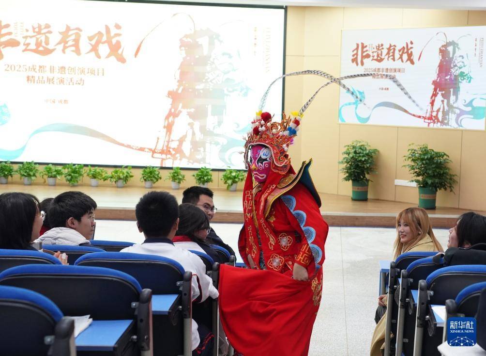 成都：非遺精品展演進(jìn)中學(xué)