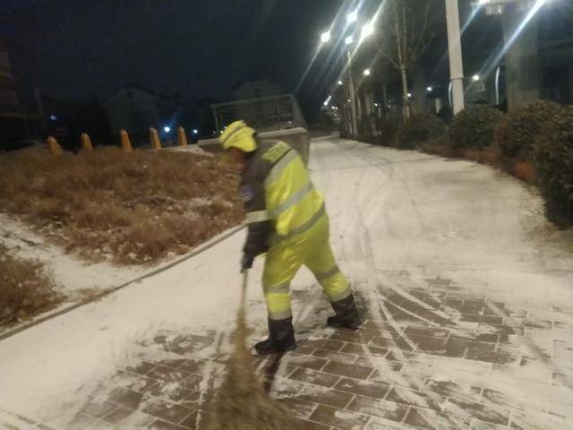 戰(zhàn)風雪清道忙，保潔保暢兩不誤！城市美容師凌晨在行動