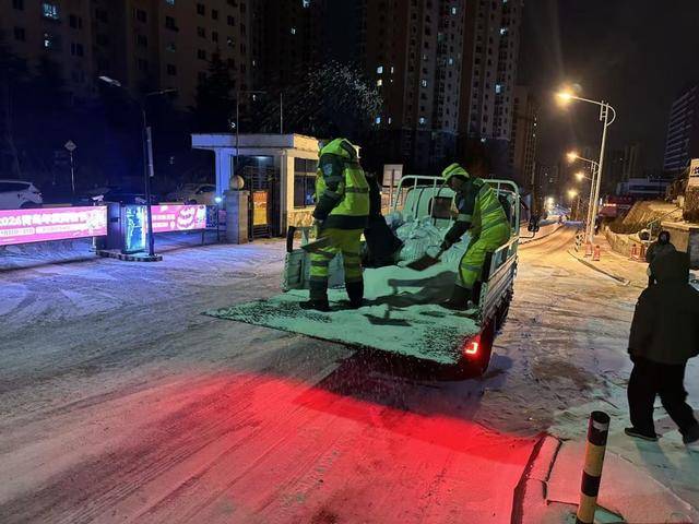 戰(zhàn)風雪清道忙，保潔保暢兩不誤！城市美容師凌晨在行動