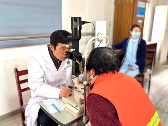 守護“城市美容師·光明計劃”為慈惠街環(huán)衛(wèi)工點亮清晰視界