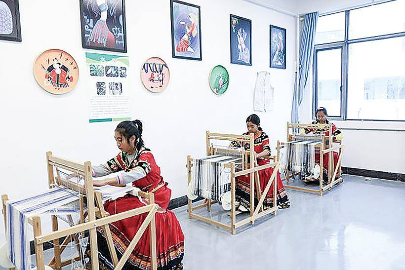 【中華民族一家親 邊屯永勝交融情】石榴花紅映校園——永勝縣民族中學(xué)的“共融”答卷