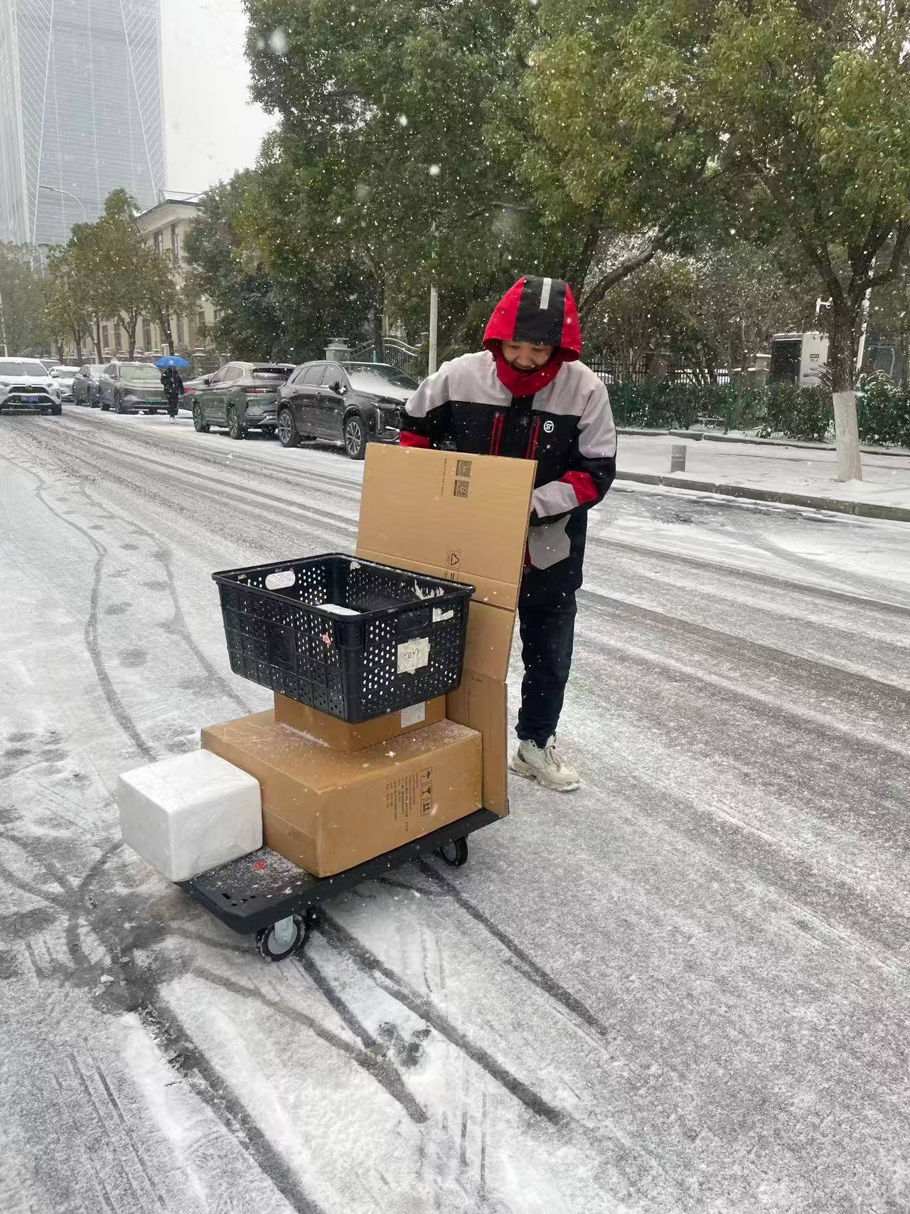 武漢低溫冰凍天氣持續(xù)，網(wǎng)約車、物流等多企業(yè)啟動(dòng)應(yīng)急響應(yīng)機(jī)制