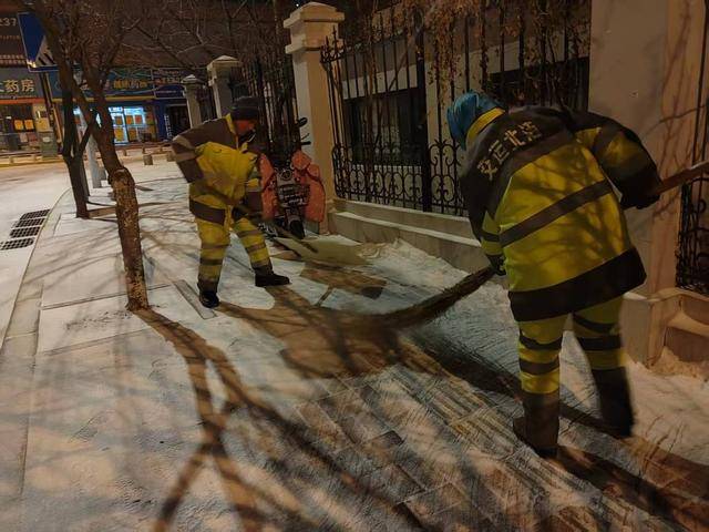 戰(zhàn)風雪清道忙，保潔保暢兩不誤！城市美容師凌晨在行動