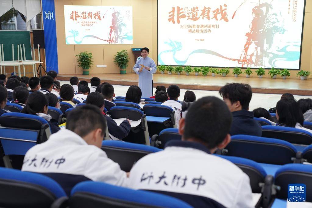 成都：非遺精品展演進(jìn)中學(xué)