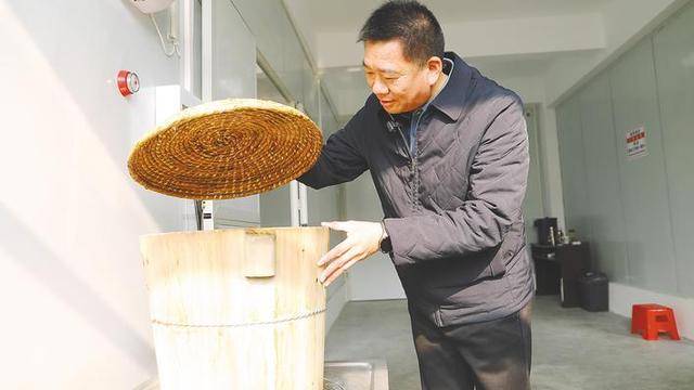 “釀酒書記”楊衛(wèi)國帶領(lǐng)移民創(chuàng)富 將鄉(xiāng)愁釀成一條產(chǎn)業(yè)