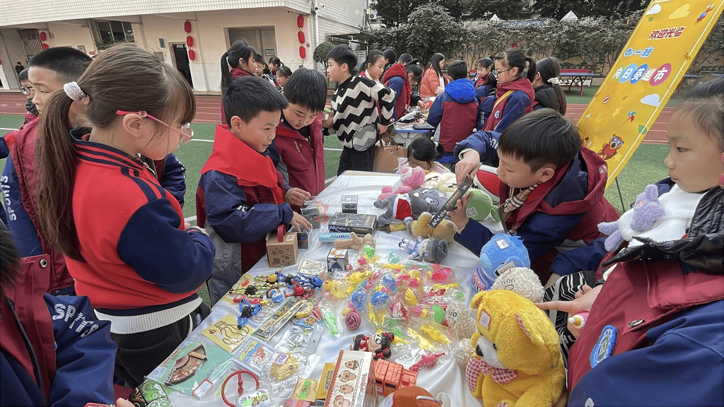 “小攤位”大誠信 重慶榮昌一小學舉辦紅領(lǐng)巾愛心義賣活動