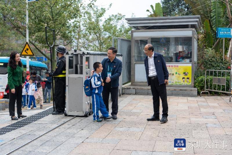 深圳“校長(zhǎng)爺爺”與小學(xué)生互動(dòng)獲千萬(wàn)瀏覽！網(wǎng)友：看著暖暖的