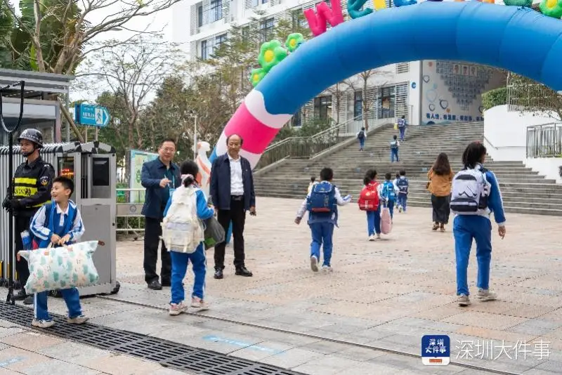 深圳“校長(zhǎng)爺爺”與小學(xué)生互動(dòng)獲千萬(wàn)瀏覽！網(wǎng)友：看著暖暖的