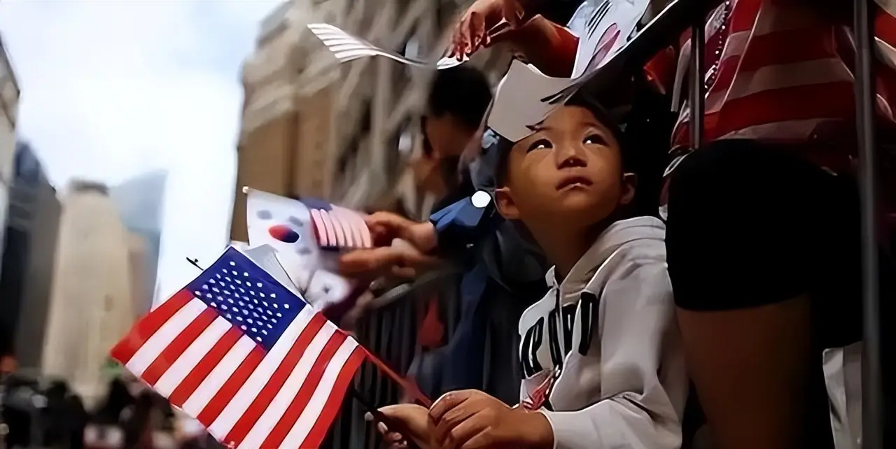 原創(chuàng)美國華裔二代坦言，看到中國發(fā)展這么好，父輩移民已經(jīng)破防了