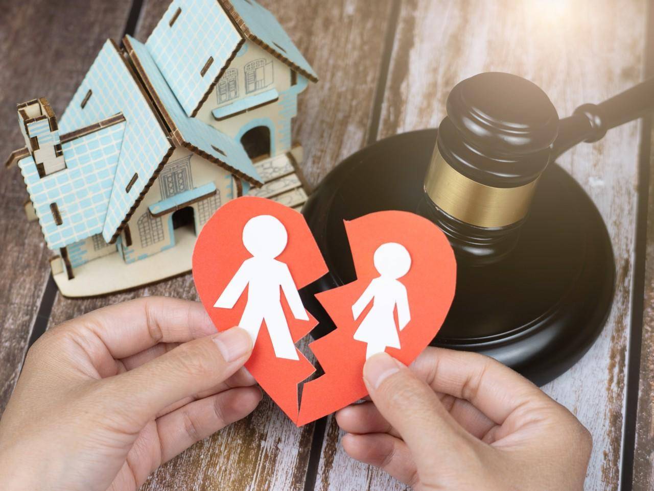 女子以“丈夫長期微信招嫖、購買涉黃視頻”為由起訴離婚，法院調(diào)解后離婚，房產(chǎn)歸男方