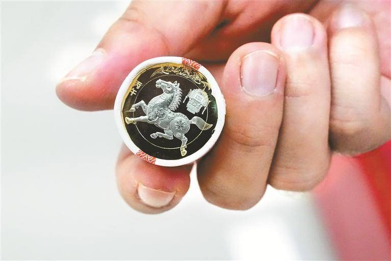 有人買來送禮 有人自己收藏 馬年賀歲紀(jì)念幣鈔火了