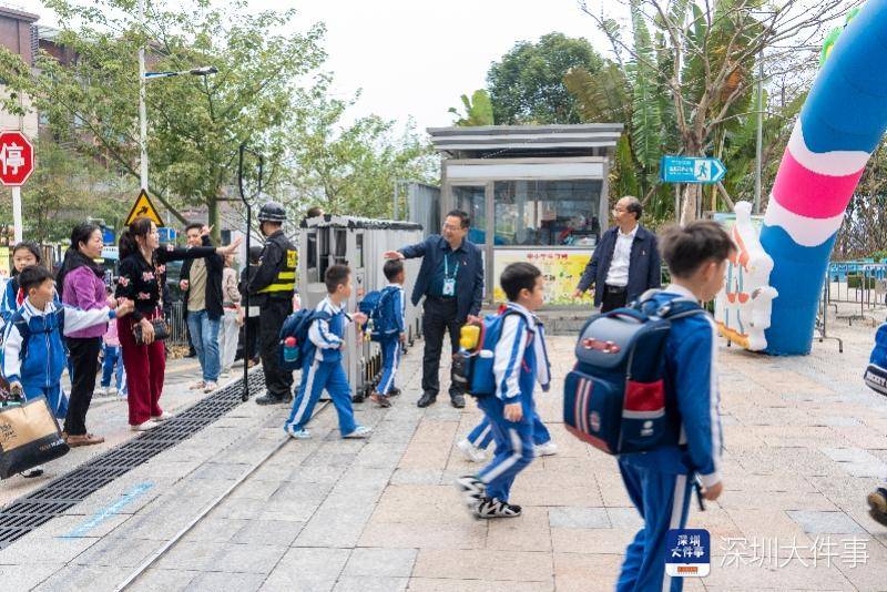 深圳“校長(zhǎng)爺爺”與小學(xué)生互動(dòng)獲千萬(wàn)瀏覽！網(wǎng)友：看著暖暖的
