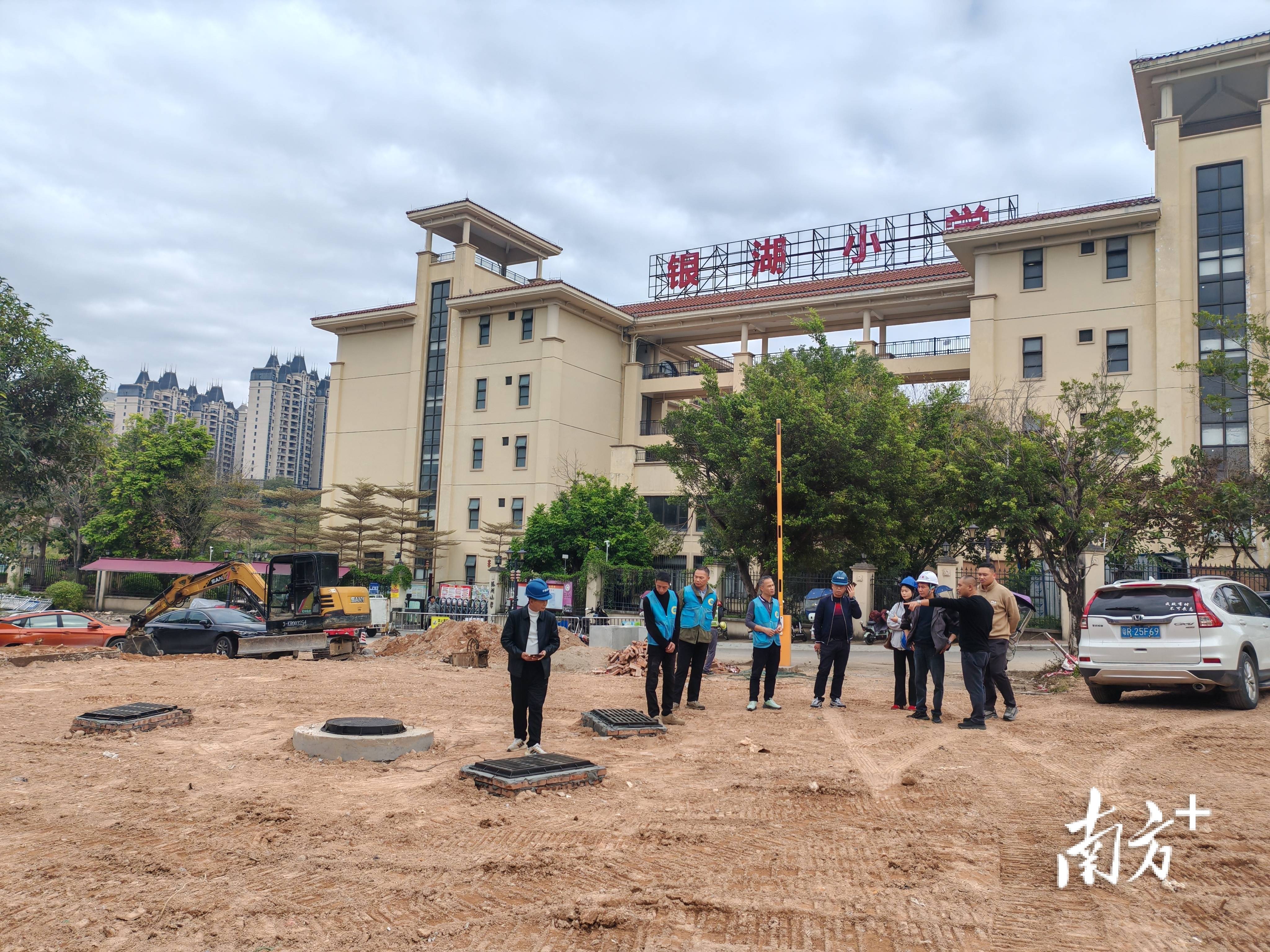 清城區(qū)駐龍?zhí)伶?zhèn)鄉(xiāng)村振興幫扶工作隊(duì)暖心推進(jìn)銀湖小學(xué)道路安全提升工程