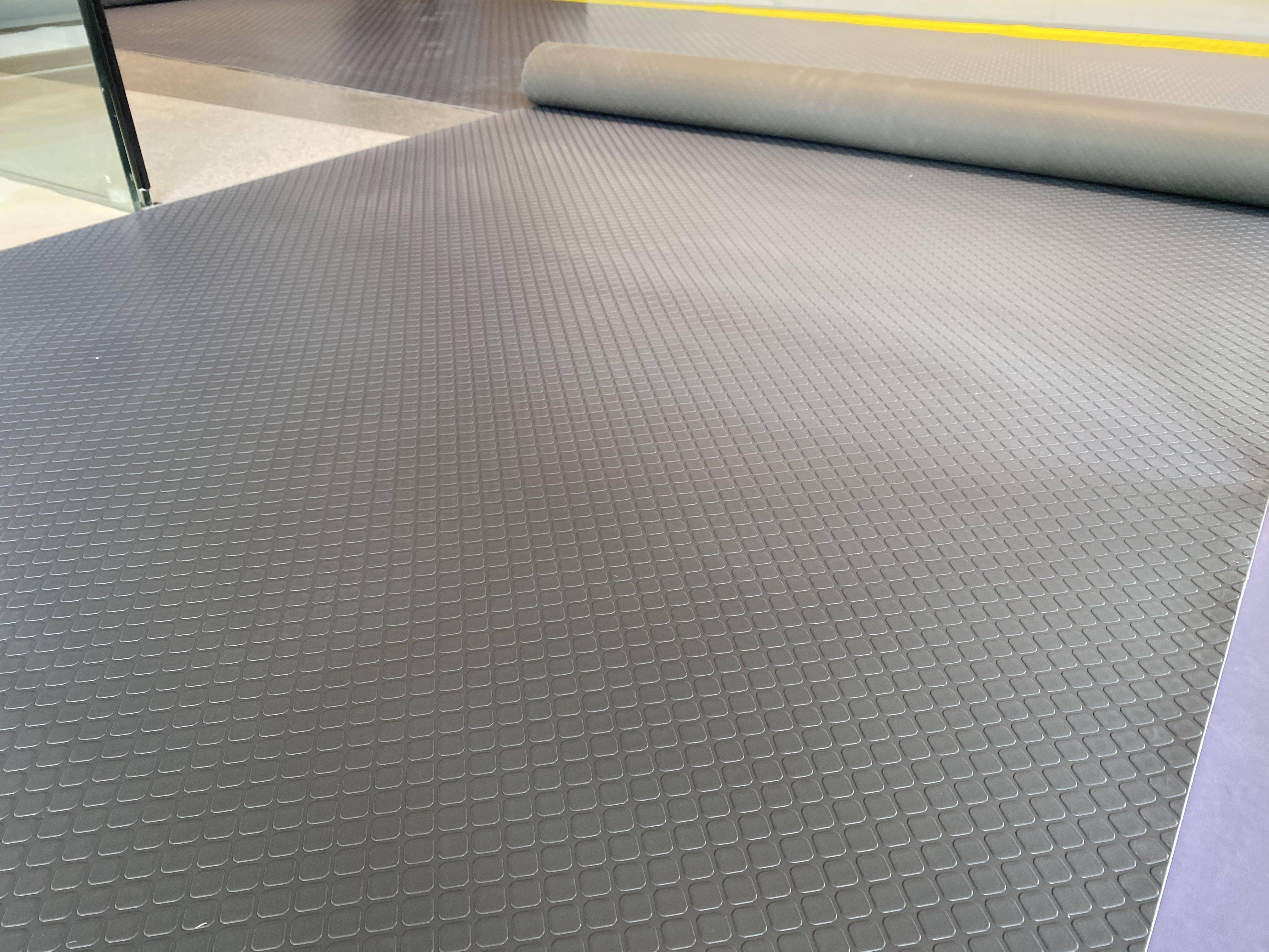 探尋LVT地板優(yōu)質(zhì)、經(jīng)濟實用與定制廠家，開啟理想地板之選