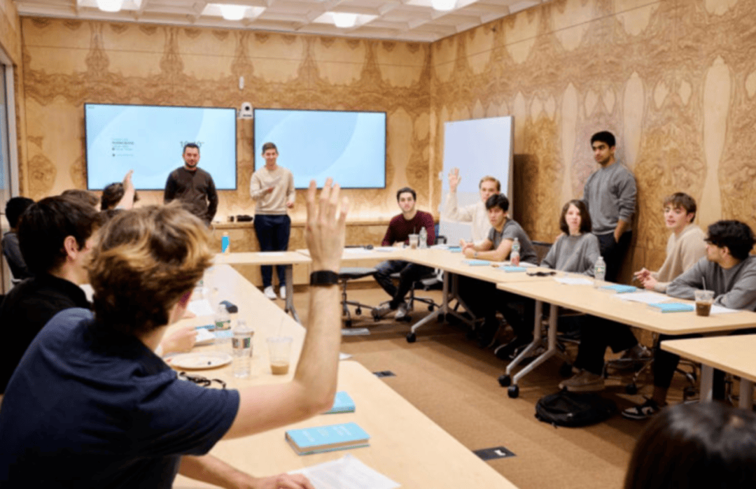 科技巨頭開始“只招高中生”，大學(xué)被濃縮成“4個(gè)月”