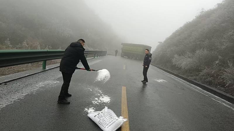 道路凝凍 貴州金沙多部門快速響應(yīng) 全力保障道路安全暢通